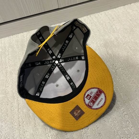 New Era Flat Brim 9FIFTY Los Angeles Lakers NBA Black Grey Yellow Snapback Cap - Picture 4 of 7